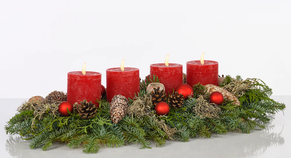Advent Gesteck 45 cm Flechtenmoos mit rustikalen Kerzen in rot - Image 2