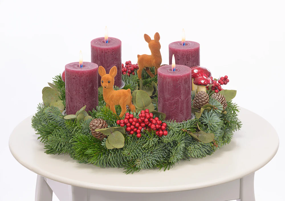 Adventskranz 35 cm Nobilis und Eucalyptus mit rustikalen Kerzen in bordeaux - Image 2
